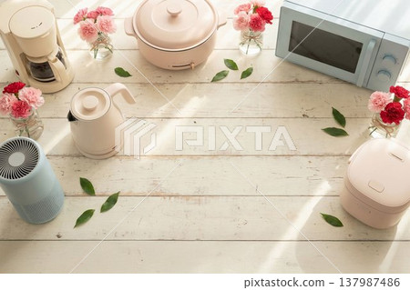 送給母親的禮物整齊地排列在粉紅色的背景前。 137987486