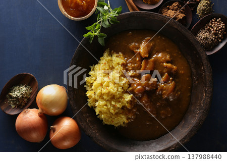 咖哩飯盛在圓形碗中,從正上方拍攝。 咖哩飯盛在圓形碗中,從正上方拍攝。 137988440