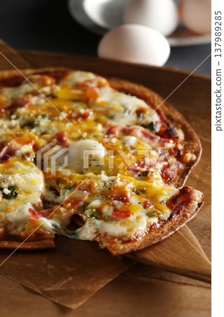 一張看起來很美味的披薩的特寫。 137989285