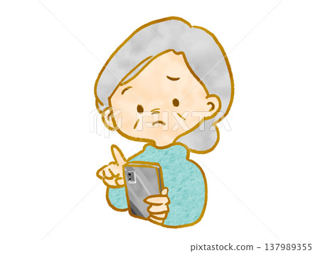 一位老婦人正在努力操作智慧型手機；表情焦慮。 137989355