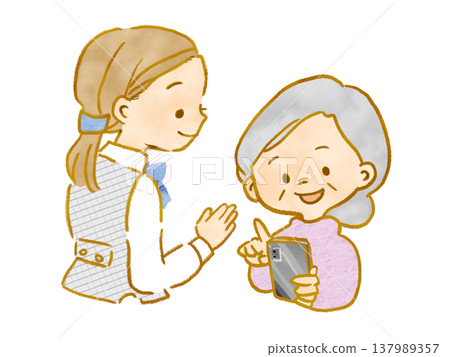 一位店員正在教導一位微笑的老婦人如何使用智慧型手機。 137989357