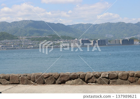 A view of the town and mountains across the sea (a typical Japanese coastal landscape) 137989621