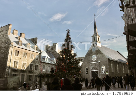 冬日街景,人們在聖誕樹和教堂旁。 冬日街景,人們在聖誕樹和教堂旁。 137989639