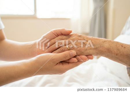 一隻年輕的手輕輕握住一位老人的手：生成式人工智慧 137989684