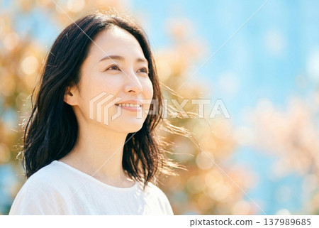 側面微笑女性的美麗肖像 - 生成式人工智慧 側面微笑女性的美麗肖像 - 生成式人工智慧 137989685