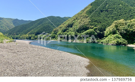 Shimanto River, colored by fresh greenery and the clear blue sky of May (downstream of Katsuma Submerged Bridge, Kochi Prefecture) 137989756