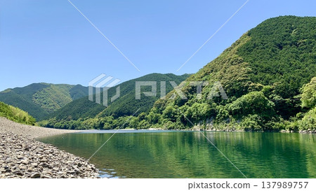 Shimanto River, colored by fresh greenery and the clear blue sky of May (downstream of Katsuma Submerged Bridge, Kochi Prefecture) 137989757