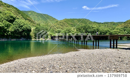 The Shimanto River and Katsuma Submersible Bridge, adorned with fresh greenery and a clear blue sky in May (Shimanto City, Kochi Prefecture) 137989758