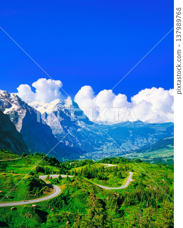 從格林德瓦爾德村可以欣賞到艾格峰北壁的壯麗景色。 從格林德瓦爾德村可以欣賞到艾格峰北壁的壯麗景色。 137989768