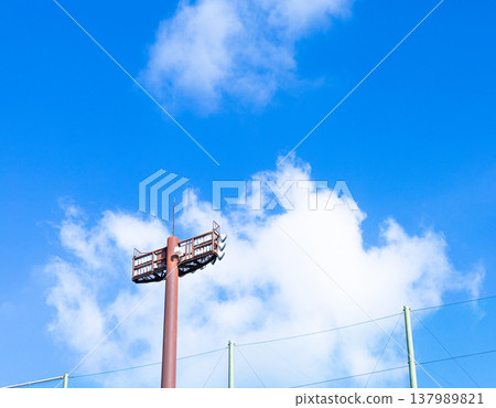 一幅簡單的畫面：湛藍的天空，潔白的雲朵，還有體育場的燈光。 137989821