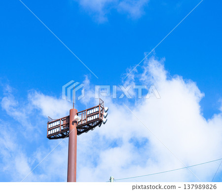 一幅簡單的畫面:湛藍的天空,潔白的雲朵,還有體育場的燈光。 一幅簡單的畫面:湛藍的天空,潔白的雲朵,還有體育場的燈光。 137989826