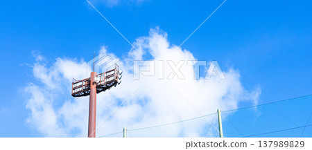 一幅簡單的畫面：湛藍的天空，潔白的雲朵，還有體育場的燈光。 137989829