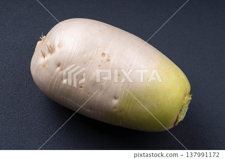 Green-necked mini radish 137991172