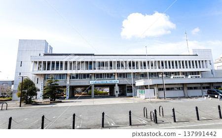 A view of the Tonosho Town Hall on Shodoshima Island in Kagawa Prefecture, seen from the Tsuchibuchi Strait. 137991442