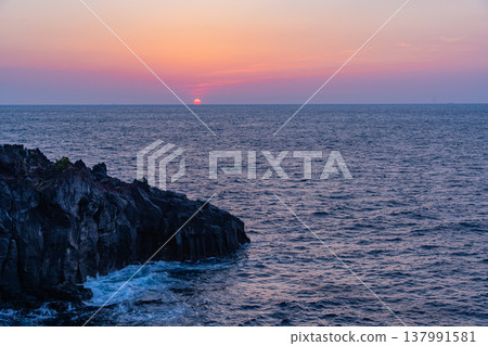 [East Izu] Ito, Jogasaki Coast: Daruma Sunrise 137991581
