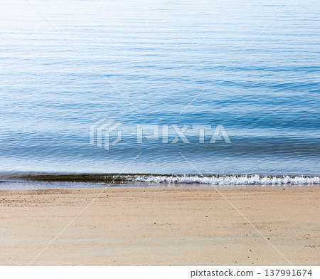 小豆島海灘上平靜的春日大海的簡單景象。 小豆島海灘上平靜的春日大海的簡單景象。 137991674