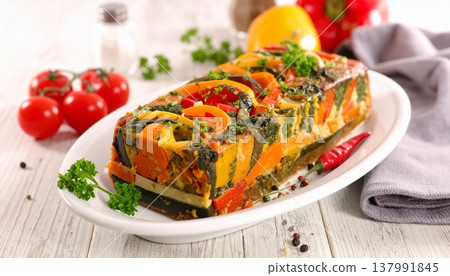 一道精美的彩色蔬菜凍糕。 137991845