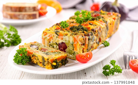 一道精美的彩色蔬菜凍糕。 137991848