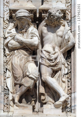 Atlantes supporting the main facade of the Milan Cathedral, Duomo di Santa Maria Nascente, Milan, Lombardy, Italy Atlantes supporting the main facade of the Milan Cathedral, Duomo di Santa Maria Nascente, Milan, Lombardy, Italy 137992201