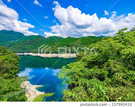 The natural scenery of the lake and mountains at Sameura Dam in Kochi Prefecture 137992418