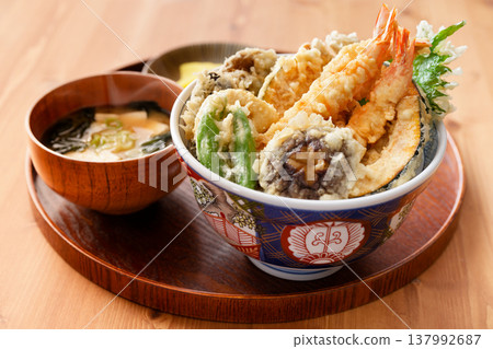 米飯和油炸魚碗 米飯和油炸魚碗 137992687