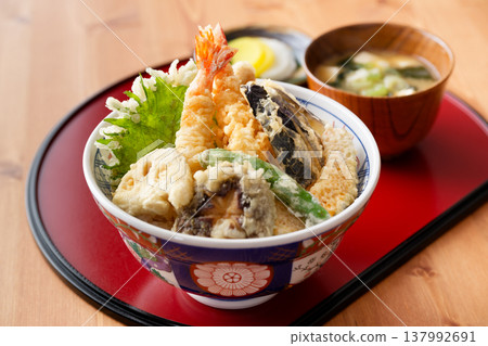 米飯和油炸魚碗 米飯和油炸魚碗 137992691