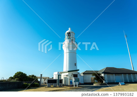 清晨，靜岡縣大前崎市的大前崎燈塔。 137993182