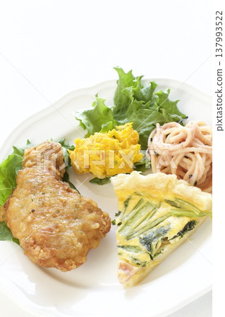 一份包含炸雞和乳蛋餅的套餐。 137993522