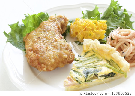 一份包含炸雞和乳蛋餅的套餐。 137993523