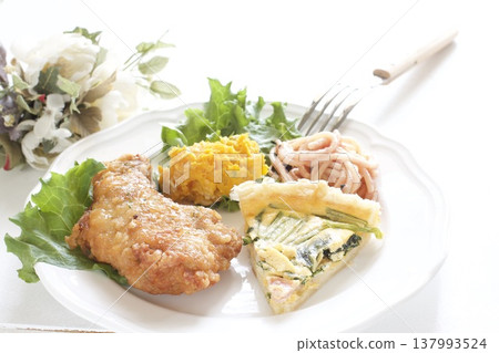 一份包含炸雞和乳蛋餅的套餐。 137993524