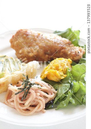 一份包含炸雞和乳蛋餅的套餐。 一份包含炸雞和乳蛋餅的套餐。 137993528