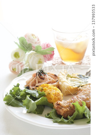 一份包含炸雞和乳蛋餅的套餐。 137993533