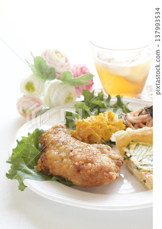 一份包含炸雞和乳蛋餅的套餐。 一份包含炸雞和乳蛋餅的套餐。 137993534