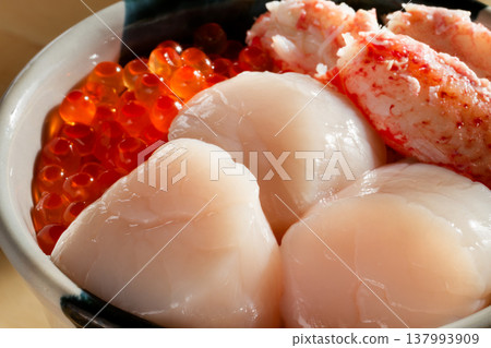 Seafood three-color don bowl Seafood three-color don bowl 137993909