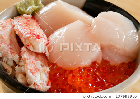 Seafood three-color don bowl Seafood three-color don bowl 137993910