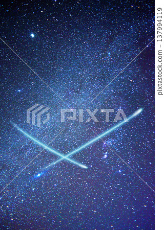 流星劃過夜空(合成圖) 流星劃過夜空(合成圖) 137994119