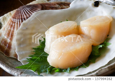 Live scallop sashimi 137994162