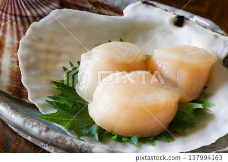 Live scallop sashimi 137994163
