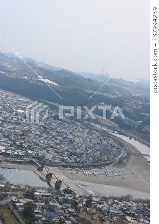 從空中俯瞰日本城鎮景觀，從傾斜的角度捕捉河流和橋樑的畫面。 137994239