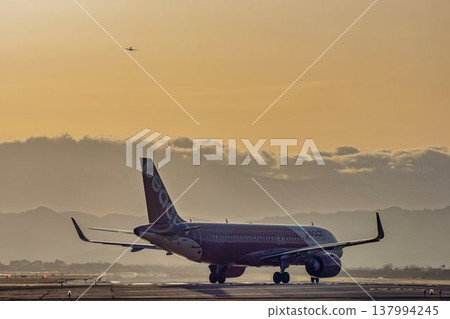 黃昏時分的仙台機場,飛機滑行,宮城縣名取市 黃昏時分的仙台機場,飛機滑行,宮城縣名取市 137994245