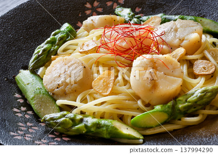 Scallop and asparagus peperoncino Scallop and asparagus peperoncino 137994290