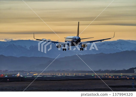 黃昏時分的仙台機場，飛機降落，宮城縣名取市 137994320