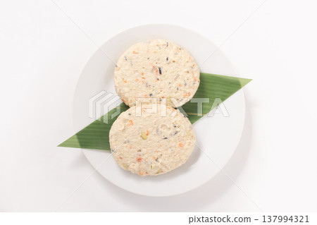 Tofu hamburger (before cooking) Tofu hamburger (before cooking) 137994321