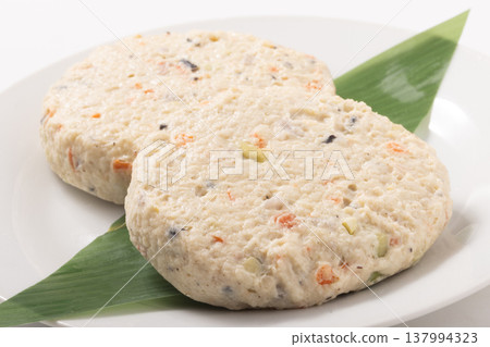 Tofu hamburger (before cooking) Tofu hamburger (before cooking) 137994323