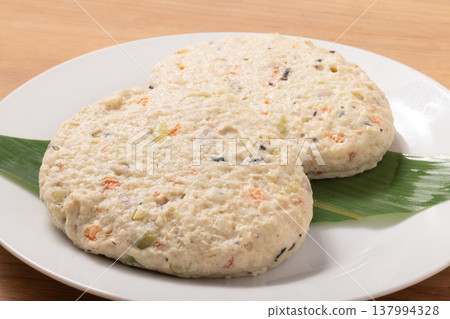 Tofu hamburger (before cooking) Tofu hamburger (before cooking) 137994328