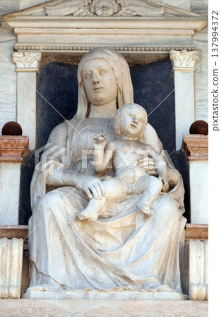 Virgin Mary with baby Jesus, statue on the facade of Palazzo del Vescovado, Verona Diocesan Palace, Italy 137994372