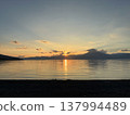 北海道支笏湖上美麗的日落：落日餘暉和山脈的輪廓倒映在湖面上。 137994489