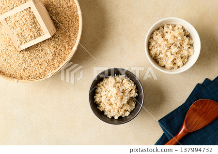 Brown rice served in a bowl 137994732