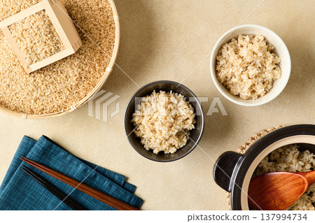 Brown rice served in a bowl 137994734
