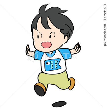 一個男孩精神抖擻地奔跑著，他穿著一件印有藍色鯉魚圖案的T卹。 137994801